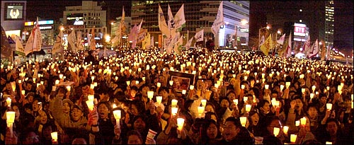 7일 저녁 광화문 세종로 일대는 촛불시위에 참석한 5만여 명의 인파로 가득 찼다. 